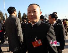 人大代表刘文新接受记者采访。