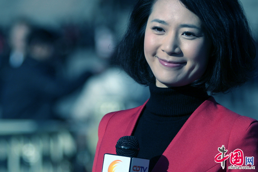 2014年03月05日上午，北京，十二屆全國人大二次會議在人民大會堂開幕，各電視臺美女記者紛紛亮相。 圖片來源：CFP