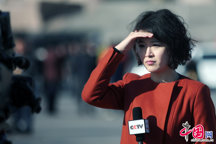 2014年03月05日上午，北京，十二届全国人大二次会议在人民大会堂开幕，各电视台美女记者纷纷亮相。 图片来源：CFP