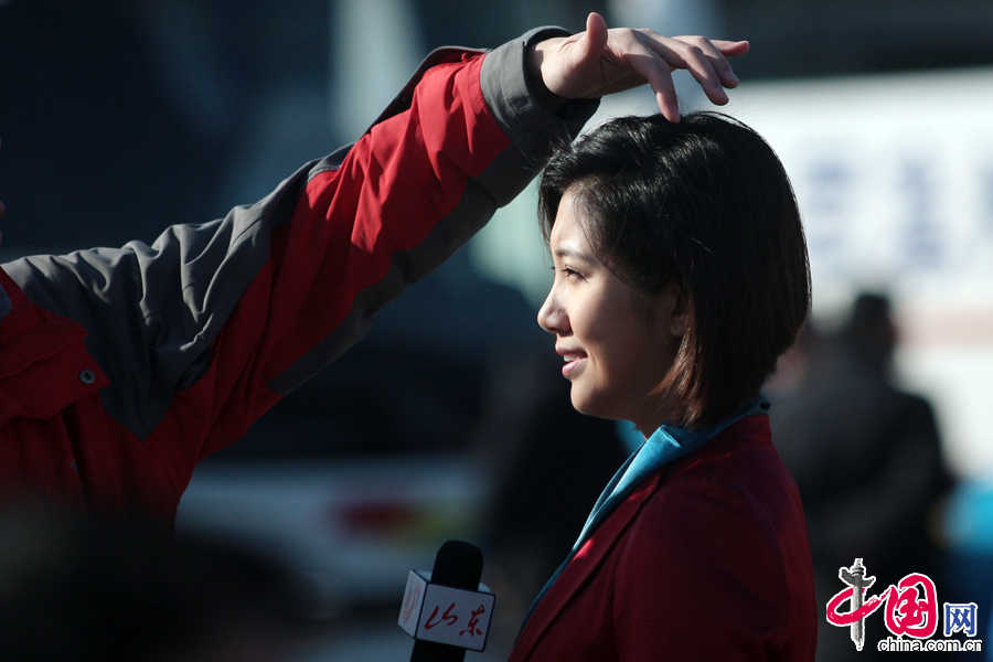2014年03月05日上午，北京，十二届全国人大二次会议在人民大会堂开幕，各电视台美女记者纷纷亮相。 图片来源：CFP