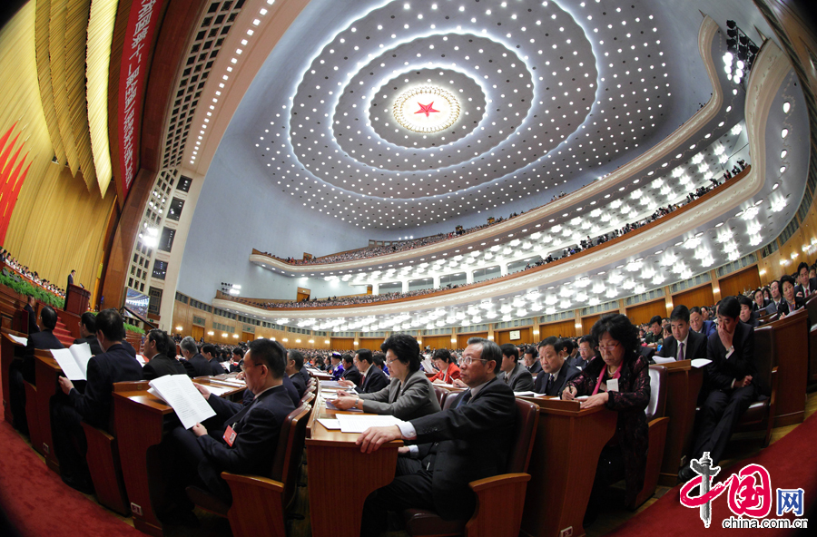 3月5日上午9时，第十二届全国人民代表大会第二次会议在人民大会堂开幕，大会听取国务院总理李克强作政府工作报告，审查计划报告和预算报告。摄影 徐讯/人民画报