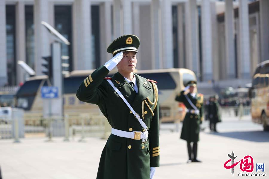 3月5日，武警北京总队执勤哨兵向代表车队实施礼节。 李光印摄影