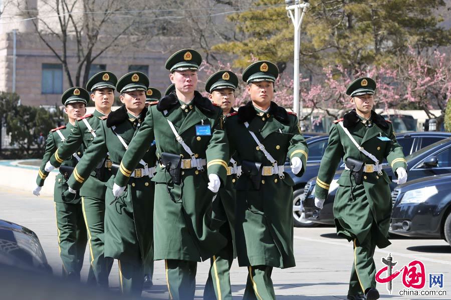 3月4日，武警战士在长安街巡逻执勤。 李光印 摄影