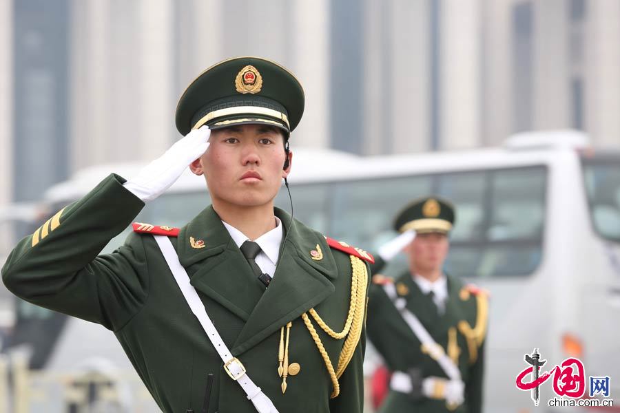 3月3日，担负两会安全保卫任务的武警北京市总队执勤战士着礼兵服。 李光印摄影