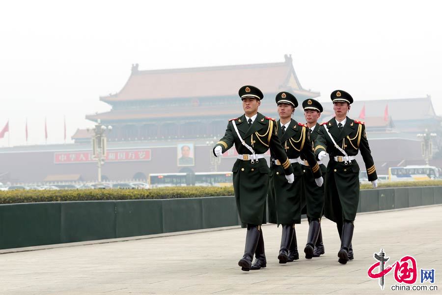 3月3日，擔(dān)負(fù)全國兩會安保任務(wù)的武警北京市總隊(duì)官兵步入哨位。 李光印攝影