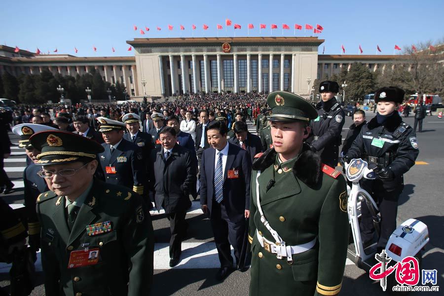 3月5日，武警北京总队天安门支队战士在广场执勤。 李光印摄影
