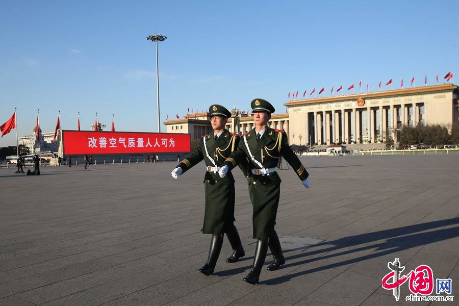 3月5日，武警北京總隊(duì)天安門支隊(duì)執(zhí)勤戰(zhàn)士執(zhí)勤上哨。 李光印攝影