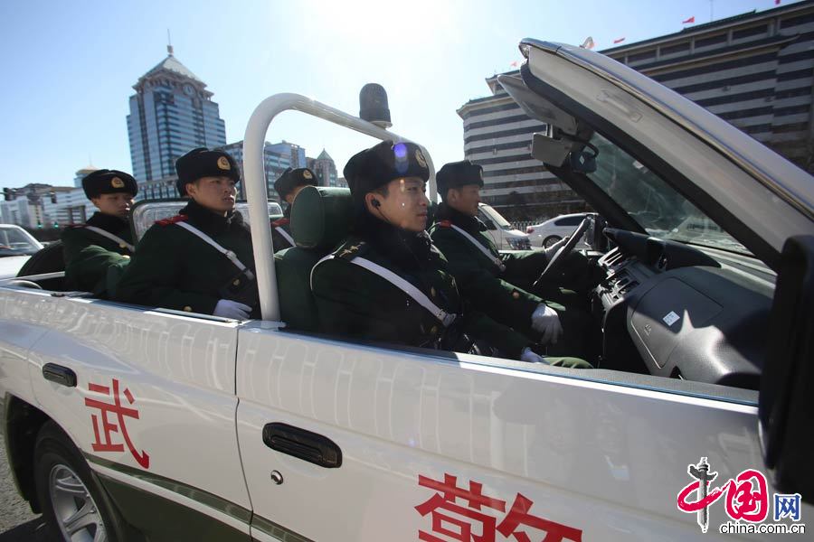 3月4日，武警北京总队执勤官兵乘敞篷车在长安街武装巡逻。 李光印摄影