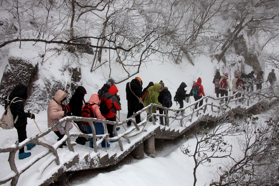 安徽黄山马年惊蛰普降大雪