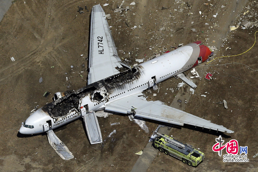 韩国韩亚航空公司的波音777客机在美国旧金山机场降落时坠毁，但机身保持完好，众多乘客从破损的飞机内成功逃生。目前还不清楚具体的人员伤亡情况