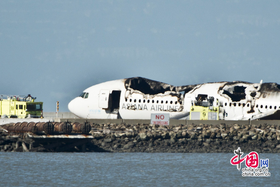 南韓韓亞航空公司的波音777客機在美國舊金山機場降落時墜毀，但機身保持完好，眾多乘客從破損的飛機內成功逃生。目前還不清楚具體的人員傷亡情況