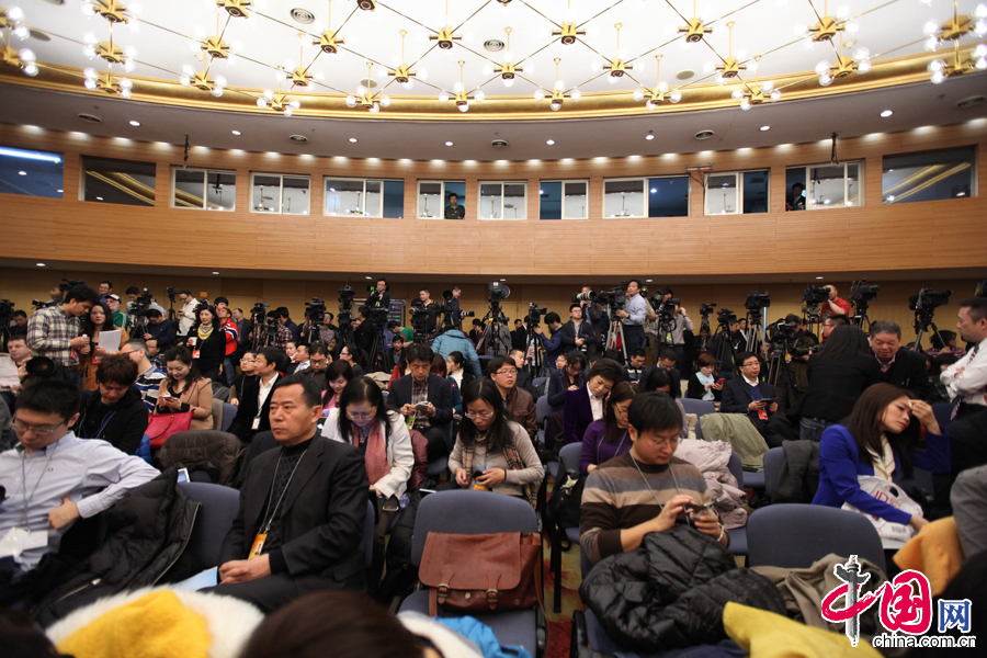 3月8日上午10时，新闻中心在梅地亚中心多功能厅举行记者会，邀请外交部部长王毅就“中国的外交政策和对外关系”的相关问题回答中外记者的提问。图为会议现场。 中国网记者 郑亮摄影