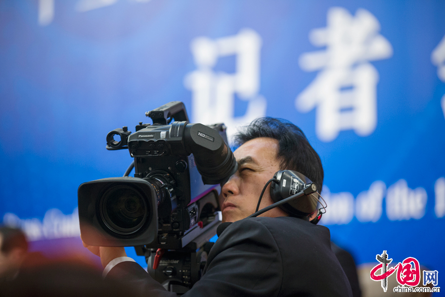  2014全国人大、政协两会，共吸引中外记者三千多人。2014年3月8日，外交部部长王毅就“中国的外交政策和对外关系”答中外记者问，图为一名记者在专注的工作。  中国网记者 董宁摄影