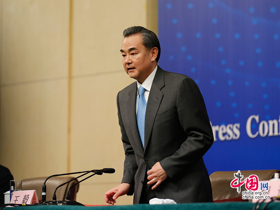 3月8日上午外长见面会上，外交部长王毅回答完记者提问后，立刻起身离席，表示要赶回去处理马航客机失联事件。