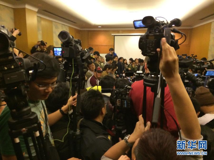 3月8日，媒體聚集在麗都飯店發佈會現場。馬來西亞航空公司8日稱將在北京麗都飯店就吉隆坡至北京的ＭＨ370航班失聯一事舉辦新聞發佈會，在機場守候的乘客家屬已經陸續趕往飯店。
