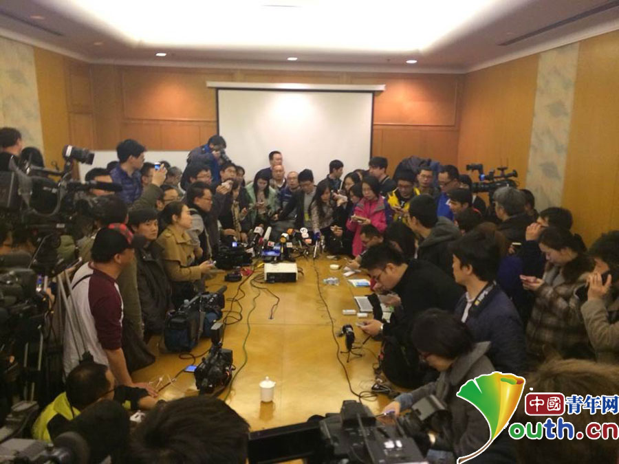 中國青年網記者了解到，首都機場已通知MH370航班接機家屬前往麗都飯店，馬航將在北京麗都飯店召開記者會。目前，眾多記者已趕來，正在會議室等待。圖為記者會現場。