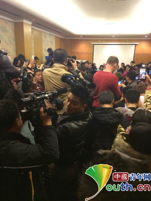 中國青年網記者了解到，首都機場已通知MH370航班接機家屬前往麗都飯店，馬航將在北京麗都飯店召開記者會。目前，眾多記者已趕來，正在會議室等待。圖為記者會現場。
