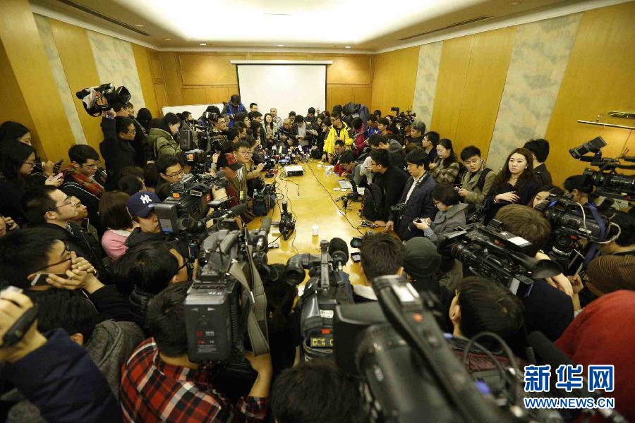 3月8日，媒體聚集在發佈會現場。馬來西亞航空公司8日稱將在北京麗都飯店就吉隆坡至北京的ＭＨ370航班失聯一事舉辦新聞發佈會，在機場守候的乘客家屬已經陸續趕往飯店。