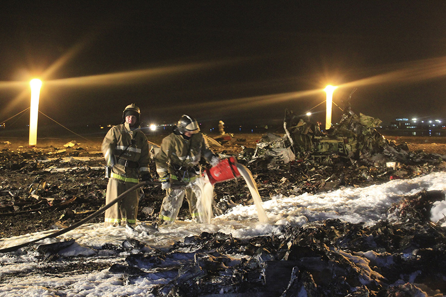 2013年11月17日，俄罗斯鞑靼斯坦航空公司一架波音737—500型客机在俄中西部城市喀山机场着陆过程中坠毁，机上44名乘客和6名机组成员全部遇难。这是俄罗斯紧急情况部发布的坠机现场照片（2013年11月17日摄）。 新华社发