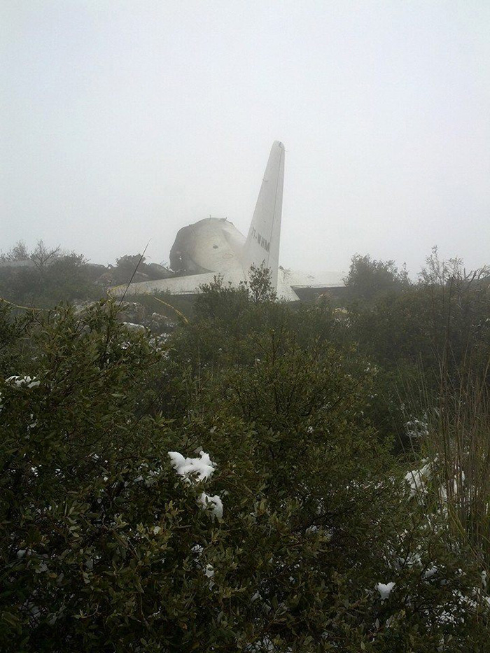 2014年2月11日，阿尔及利亚东部乌姆布瓦吉省发生军用飞机坠毁事故，造成77人遇难，其中包括73名军人。这是在阿尔及利亚东部乌姆布瓦吉省拍摄的军用飞机坠毁事故现场（2月11日摄）。 新华社发