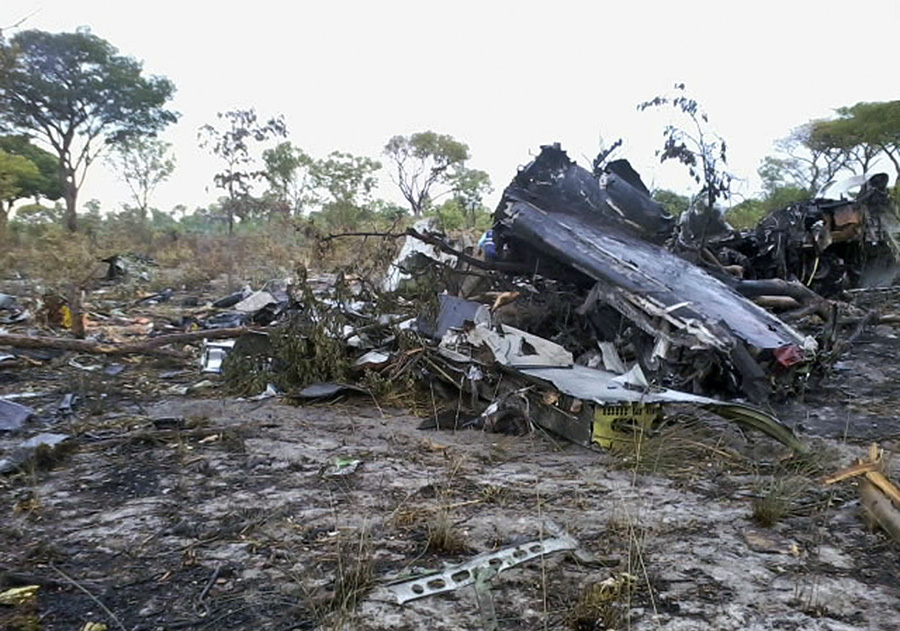 2013年11月29日，莫桑比克航空公司一架飞往安哥拉的客机在纳米比亚北部丛林坠毁。机上27名乘客和6名机组人员无一生还，其中包括一名中国公民。这是坠机现场照片（2013年11月30日摄）。新华社/美联