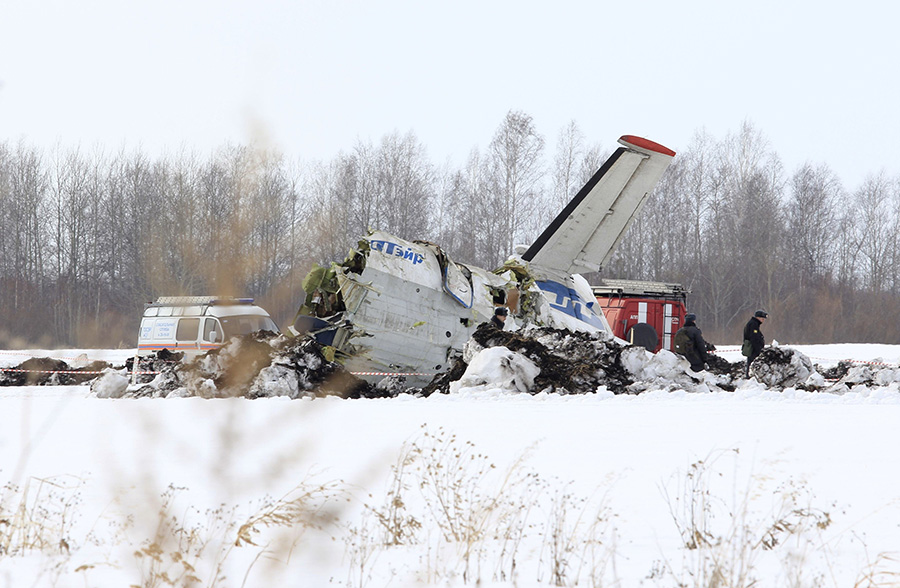 2012年4月2日，一架隶属于俄罗斯优梯航空公司的ATR－72型客机从秋明州秋明市罗希诺机场起飞不久后坠毁，造成31人遇难，另有12人受伤。这是工作人员在飞机残骸周边忙碌（2012年4月2日摄）。新华社/路透