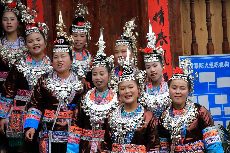 “百家宴”又名“合拢饭”“长桌宴”，是侗家集体待客的最高礼仪。2008年，三江“侗族百家宴”被列入广西壮族自治区非物质文化遗产保护项目。 