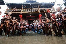 广西三江侗族自治县“百家宴”上，侗族年轻男女在唱侗族大歌欢迎来宾。