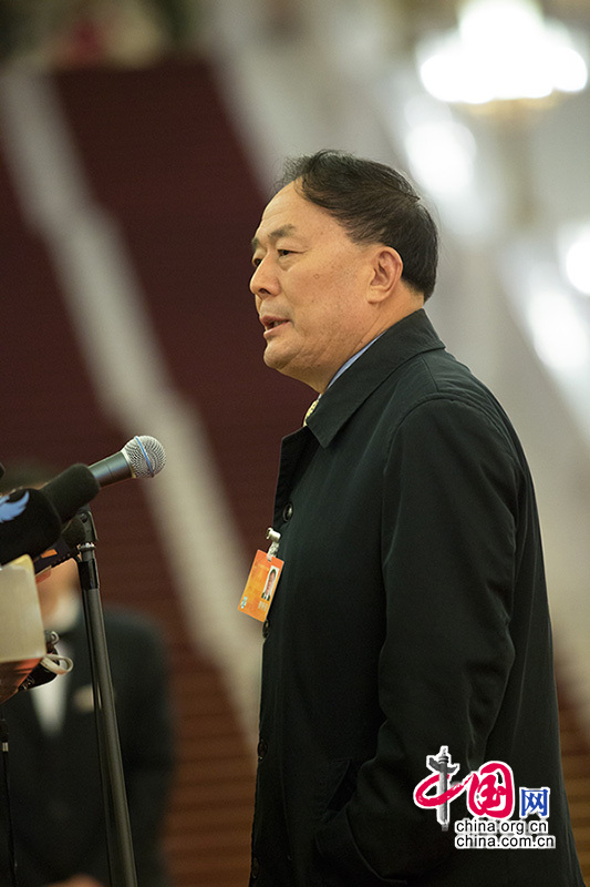 3月9日上午，国家民航总局局长李家祥在人民大会堂北侧“两会”部长通道回答媒体提问，就马航飞机失联事件做出回应。