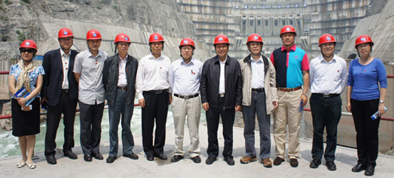刘晓峰（右五）率调研组在溪洛渡水电站大坝建设现场