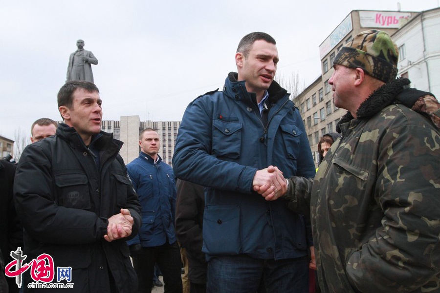 當地時間2014年3月9日，烏克蘭頓涅斯克，烏克蘭反政府示威領導人克裏琴科與支援者會見。 圖片來源：CFP