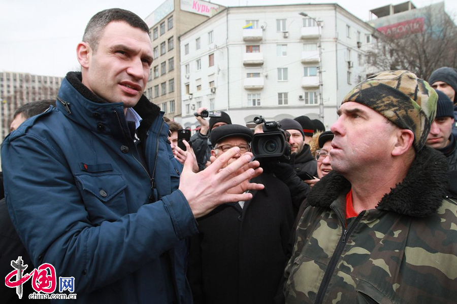 當地時間2014年3月9日，烏克蘭頓涅斯克，烏克蘭反政府示威領導人克裏琴科與支援者會見。 圖片來源：CFP