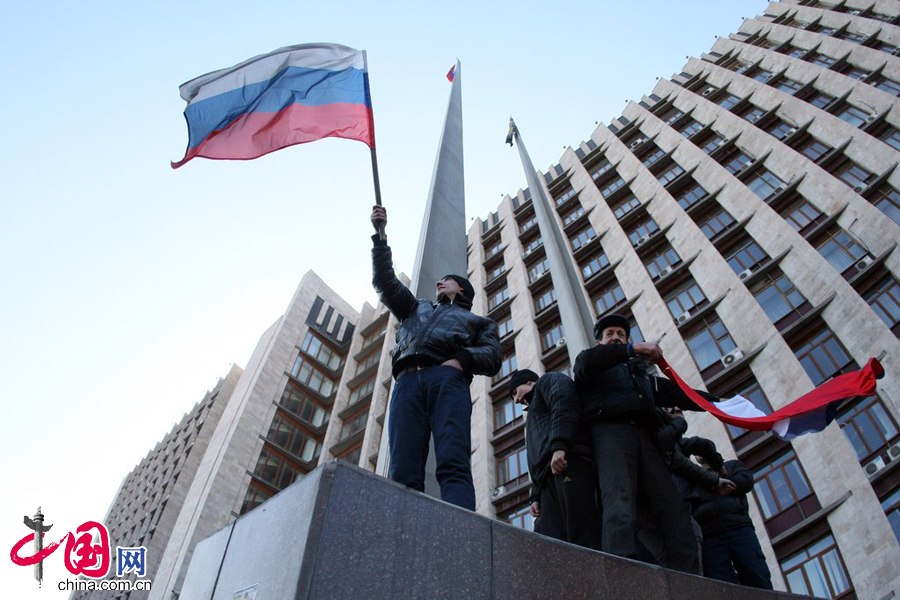 当地时间2014年3月9日，乌克兰顿涅茨克，当地亲俄罗斯示威者挥舞着俄罗斯旗帜参加游行。 图片来源：CFP