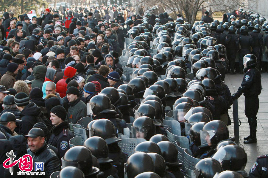 当地时间2014年3月9日，乌克兰顿涅斯克，乌克兰防暴警察在政府大楼前于亲俄民众对峙。 图片来源：CFP