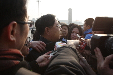 北京，2014年全国两会在北京召开。十二届全国人大二次会议第二次全体会开幕。全国人大代表、南方航空董事长司献民接受记者采访时表示，造成飞机失去联系的因素很多，呼吁大家耐心等待。同时司献民称，民航已发出通知要求各航空公司严格执行飞机维修程序飞行程序，确保飞行安全。