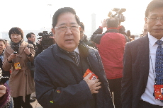 南方航空董事长司献民接受记者采访。