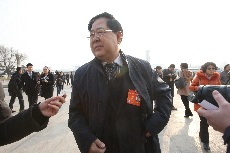 南方航空董事长司献民接受记者采访。