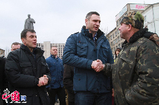 当地时间2014年3月9日，乌克兰顿涅斯克，乌克兰反政府示威领导人克里琴科与支持者会见。