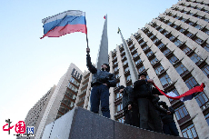 当地时间2014年3月9日，乌克兰顿涅茨克，当地亲俄罗斯示威者挥舞着俄罗斯旗帜参加游行。