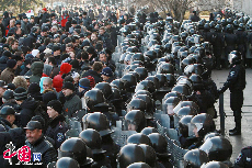 当当地时间2014年3月9日，乌克兰顿涅斯克，乌克兰防暴警察在政府大楼前于亲俄民众对峙。  