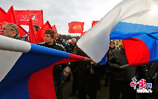 当地时间2014年3月9日，俄罗斯圣彼得堡，俄罗斯民众举行游行，声援在乌克兰克里米亚地区生活的俄罗斯同胞。