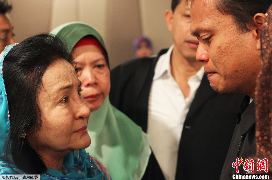3月9日，马来西亚总理纳吉布的夫人罗斯玛·曼梳（Rosmah Mansor），流泪安慰马航失联MH370航班乘客的家属。