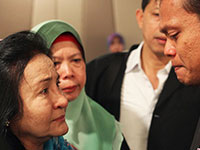 马来西亚总理夫人看望失联客机乘客家属[组图]