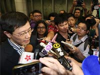 外交部副司长抵吉隆坡遭记者包围