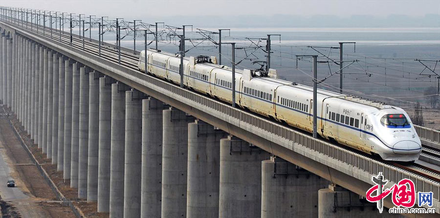 3月10日，一动检车组行驶在大西铁路客运专线晋陕黄河特大桥上。中国网图片库 薛俊/摄