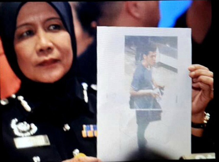 3月11日下午，马航在吉隆坡公布假护照号码和持有者照片，他们认为一位持假护照者为伊朗人，19岁，正调查其背景。目前可相信无关恐怖主义，应该是要偷渡到德国，此前跟他在德国的母亲联系过。（