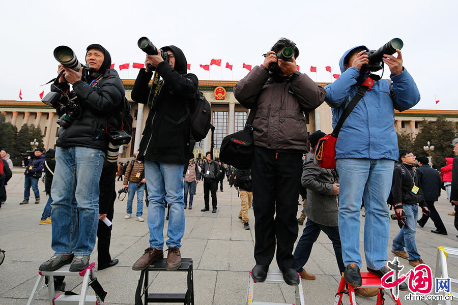3月12日上午9时，政协十二届二次会议闭幕。图为众多媒体关注政协闭幕。 中国网记者 杨佳摄影