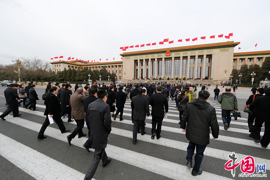 3月12日上午9时，政协十二届二次会议闭幕。图为委员步入会场。 中国网记者 杨佳摄影