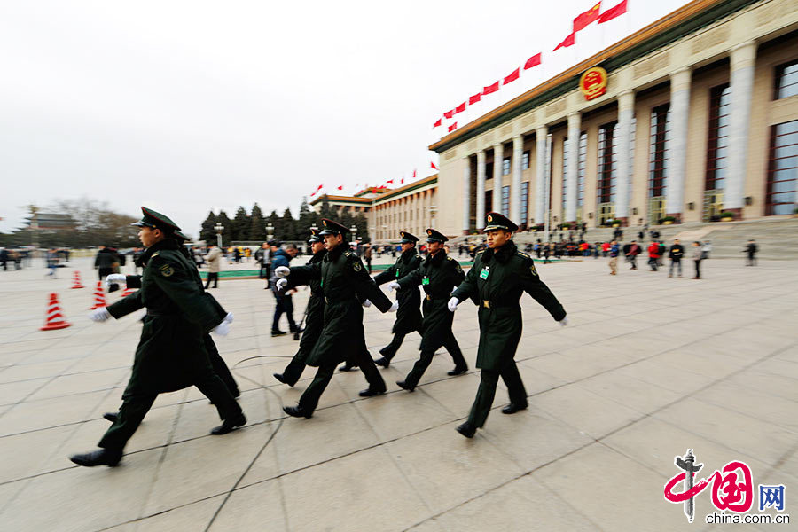 3月12日上午9时，政协十二届二次会议闭幕。图为大会堂前安保。 中国网记者 杨佳摄影