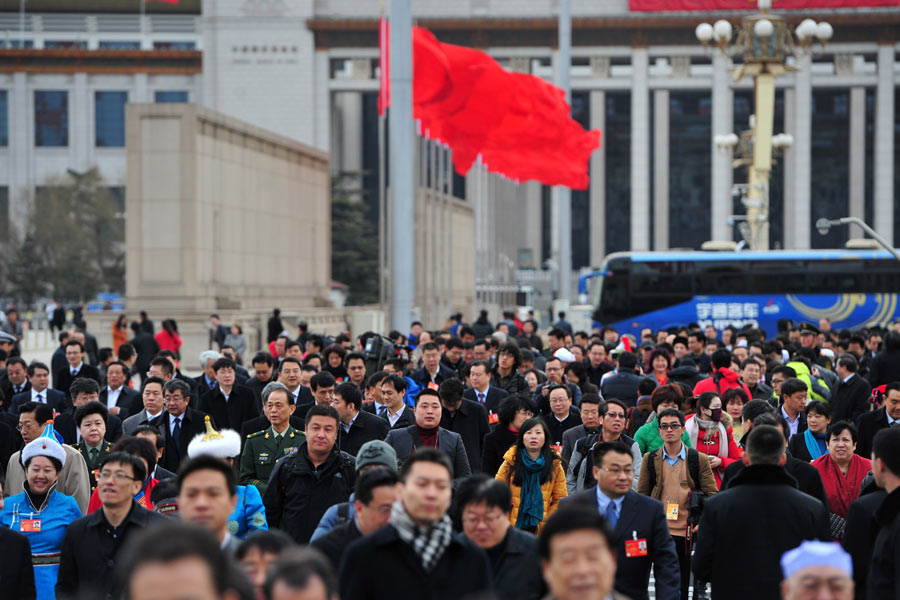 3月12日，全国政协十二届二次会议在北京人民大会堂举行闭幕会。这是委员抵达天安门广场。新华社记者 肖艺九摄